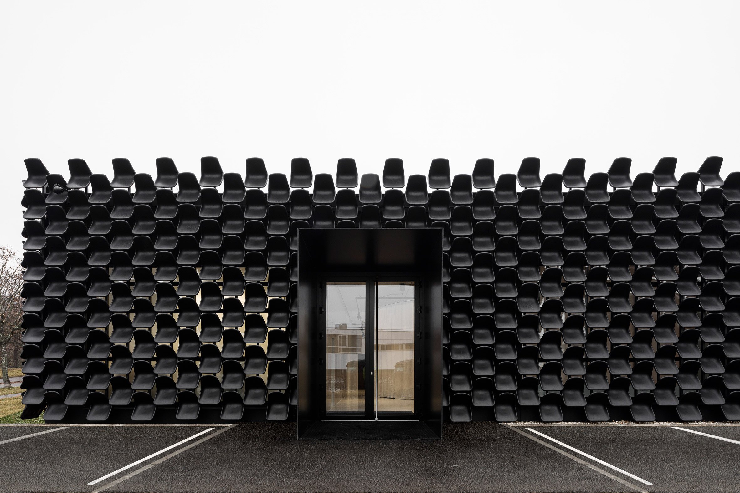 gallery-furniture-chybik-kistof-architecture-retail-czech-republic_dezeen_2364_col_1.jpg